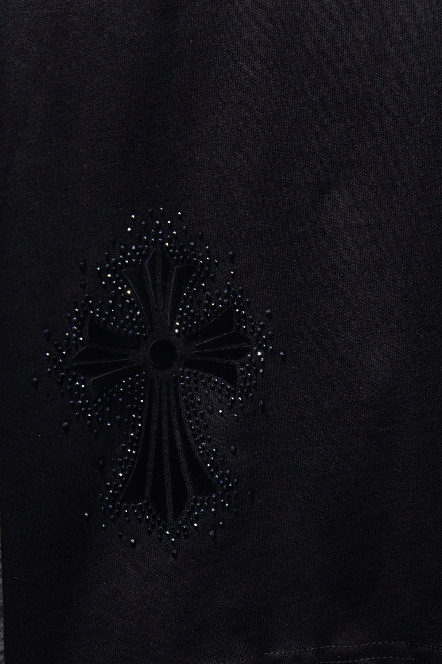 🅿️200 Style number: 7254# 🆕Chrome hearts 25ss os version is really charming. Chrome hearts are really unique. Every season’s new version is the best. It is very practical and can be worn casually✔️ - ⚠️100% cotton. Made of 32 double yarns and 260 grams of fabric. Made of imported knitting needle carded cotton, the thickness is moderate, drapey and contoured, making the upper body comfortable! ! It is very tolerant to fat body types and can instantly lose five pounds after wearing it!  Specially ordered many Austrian hot diamonds, which have the bling bling effect of natural crystals under the light, with multi-faceted reflective points, and the production cost is extremely high. The laser molding includes a computer engraving machine and a laser machine, which are accurate in granular units. Finally, it is hot and set at high temperature. After the hot stamping, the firmness needs to be tested repeatedly on the hot stamping. It can show colorful reflections under the light. The collar webbing extends to the shoulders for reinforcement, and the stitching at the joints. The hem and cuffs are all made of 0.2mm stitch double-thread stitching. They are carefully produced at a high cost. The attitude of making goods with a magnifying glass restores the quality and effect of the product. The full set of customized accessories only presents every detail to the customer. Printing is done using film printing. 50,000 positioning is very time-consuming. The body is treated with silicone elements, which greatly increases the interest of the clothing; unique visual effects. After special treatment, a unique effect is formed. An irregular hem is added to the version. This year's Kroxin is the main version. In the past two years, the oversize version has become the focus of the trend and has been a popular staple in the past two years. The change of designers has made this brand an instant hit. The progressive fashion of the times also needs the blood impact of fresh elements and trendy designs in order to continue its glory! It’s stylish both inside and outside, a must-have for high street travel! An absolute "eye-catching style" that can match couples 💏 Color: Black White Size: S M L XL